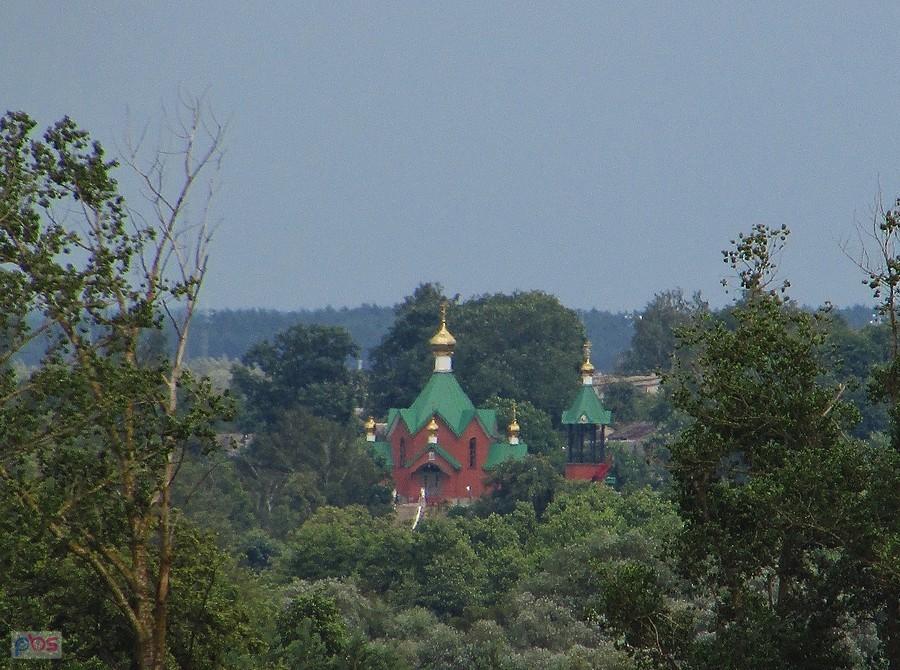 Cerkiew w Nowosiółkach na Białorusi, widok ze wzgórza nad Starym Bublem