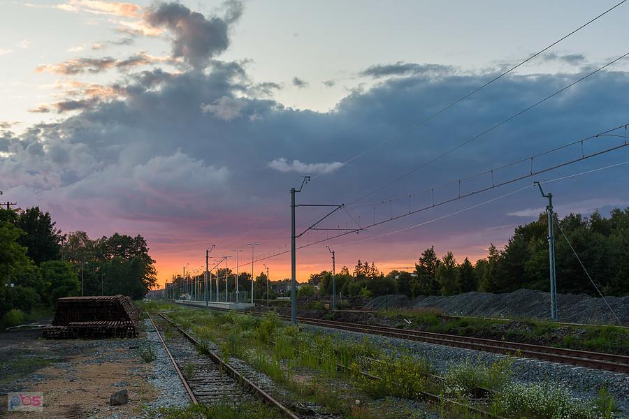 Widok na modernizowaną linię i stację w Poraju
