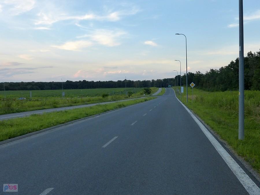 Po lewej rowerówka
