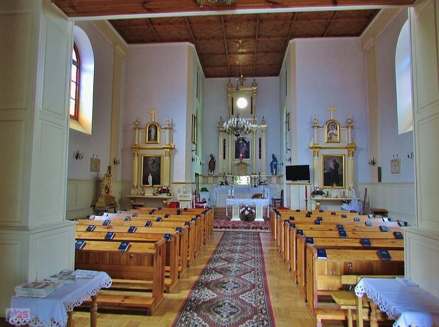 Wnętrze kościoła w Mielniku, uwagę zwracają książeczki do nabożeństwa ułożone na ławkach