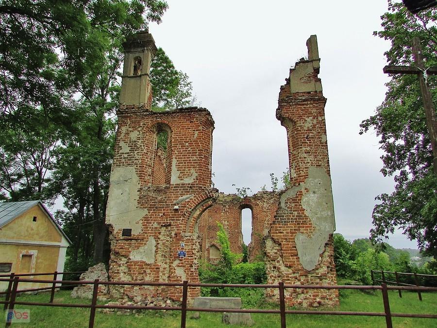 Mielnik - ruiny kościoła Świętej Trójcy na Górze Zamkowej