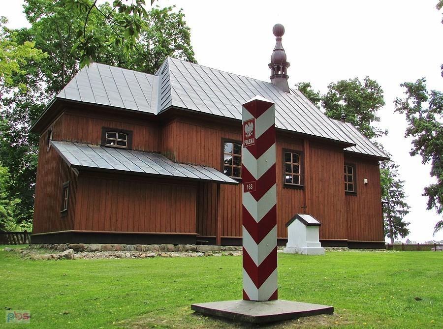 Krzyczew - słup graniczny przy kościele