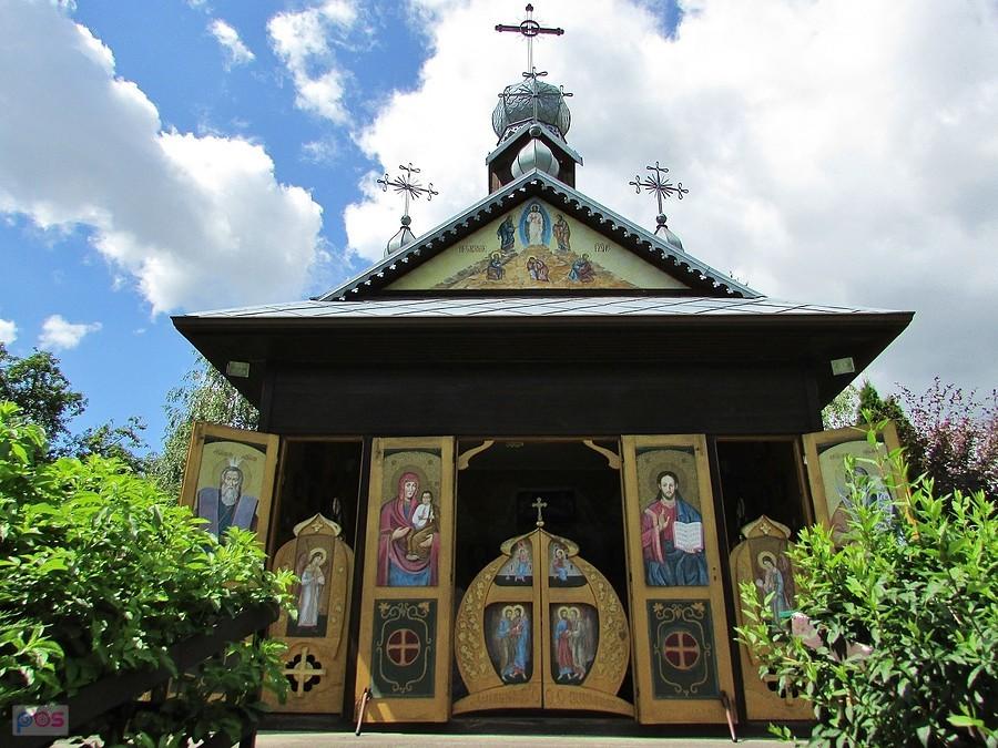 Kaplica w pobliżu kościoła zdobiona jest pięknymi ikonami