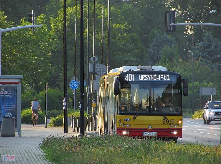 Autobus linii 401 na ul. Nowoursynowskiej