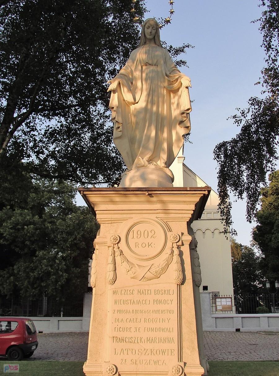 Figura NMP przed kościołem św. Katarzyny