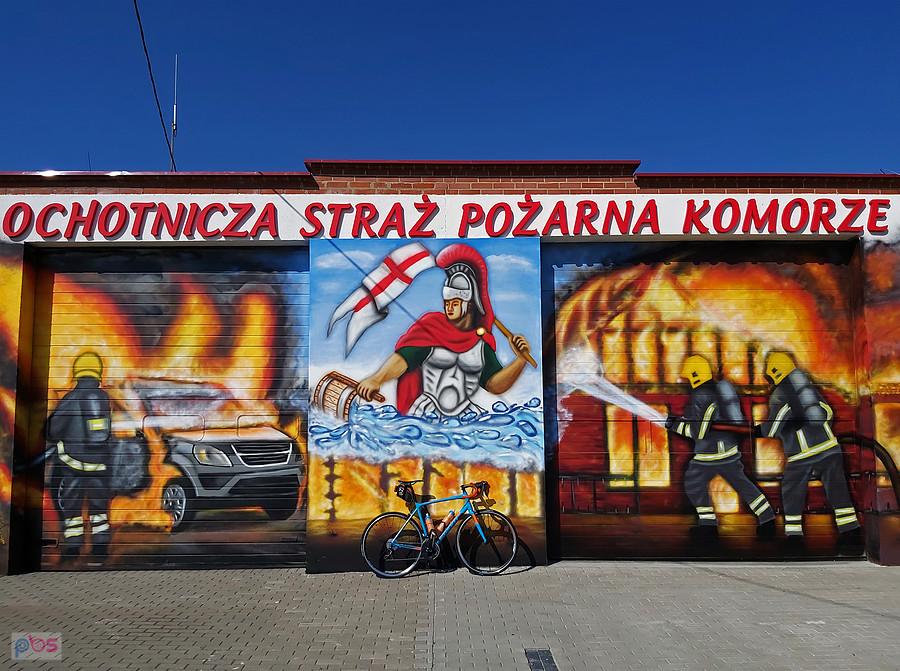 Mural na budynku Ochotniczej Straży Pożarnej w Komorzu