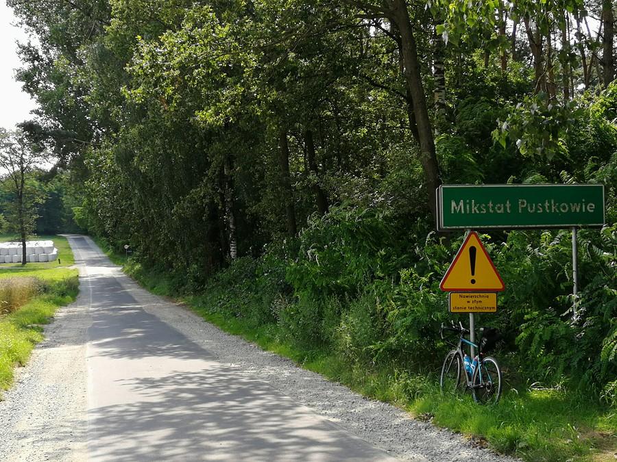 Na całym odcinku położony jest świeżutki asfalt... Ktoś jednak o czymś chyba zapomniał :P