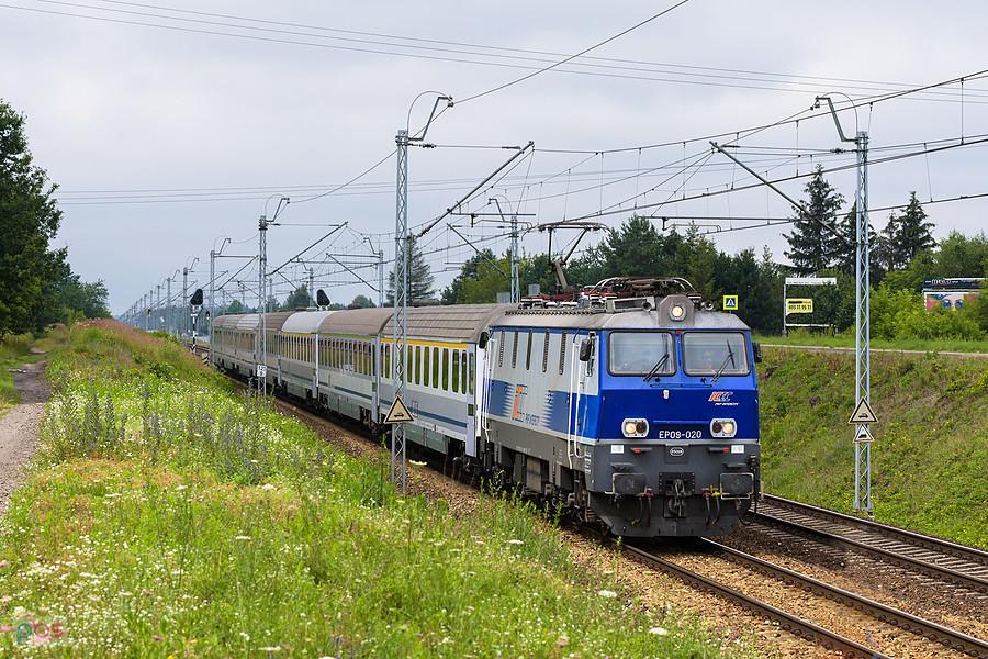 Szlak: Blachownia - Częstochowa Gnaszyn, linia D29-61. EP09-020 z poc. IC 6304 "Siemieradzki" relacji: Jelenia Góra - Przemyśl Główny mija Blachownię.