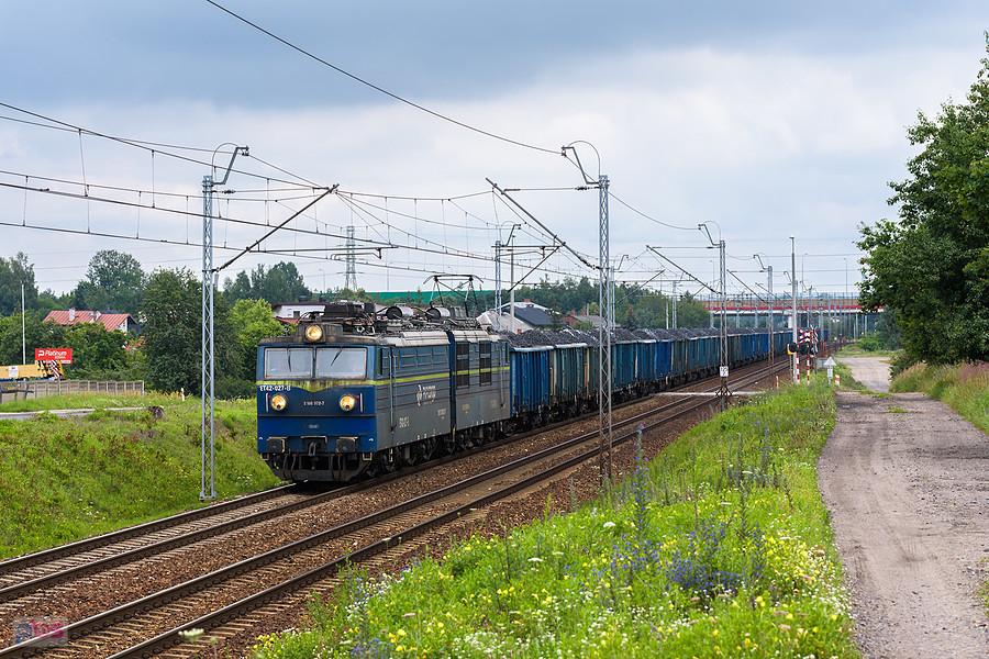 Szlak: Częstochowa Gnaszyn - Blachownia, linia D29-61. ET42-027 minął Wyrazów i wjeżdża do Blachowni, kierując się w stronę Herbów.