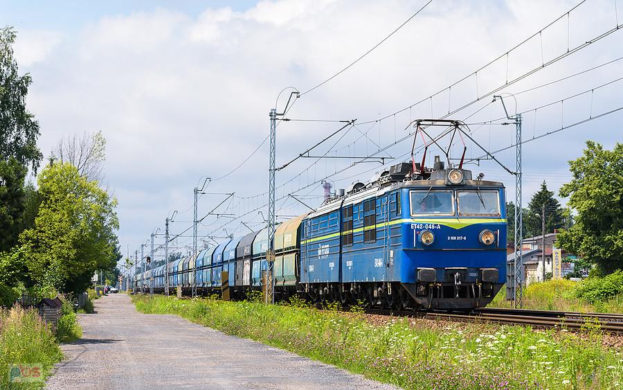 Szlak: Częstochowa Gnaszyn - Częstochowa Stradom, linia D29-61. ET42-046 mija dzielnicę Gnaszyn, kierując się w stronę Stradomia.