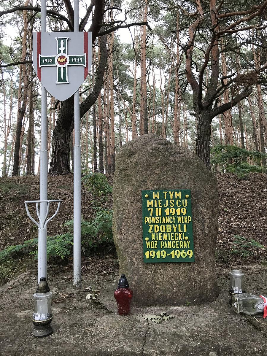 Kamień upamiętniający zdobycie niemieckiego wozu pancernego przez powstańców