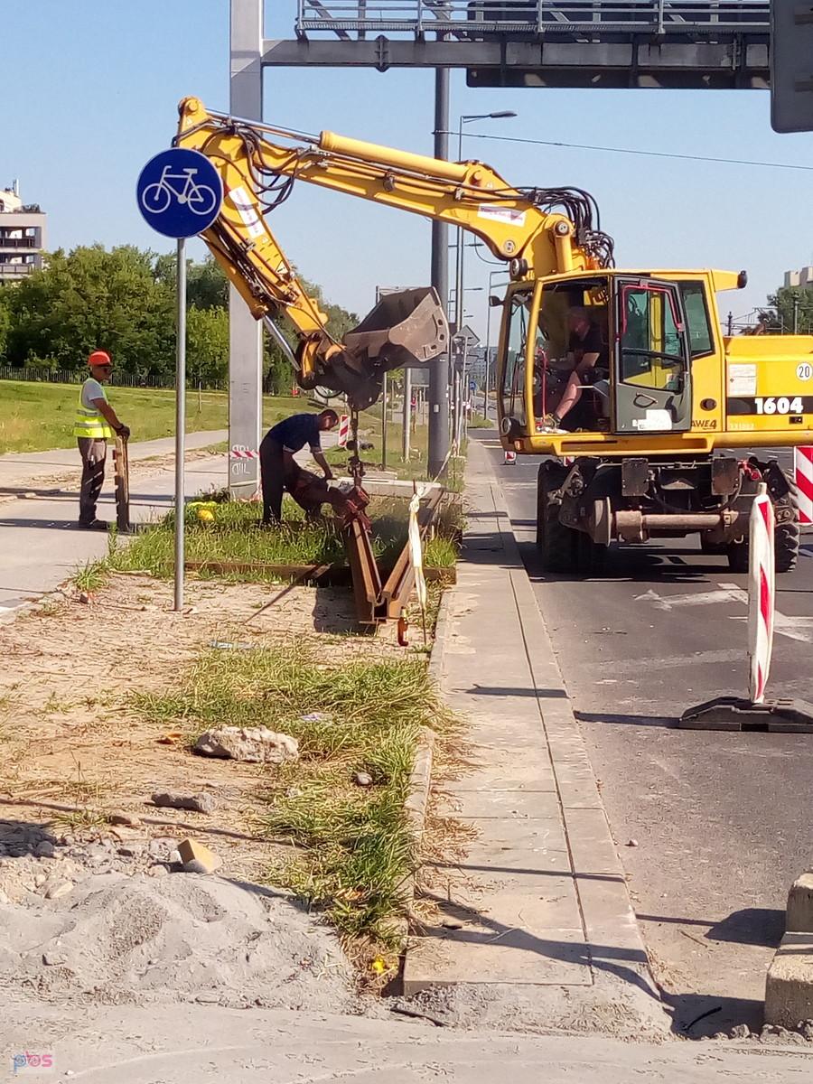 A tu panowie przecinają szynę tramwajową