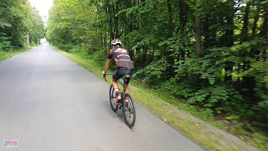 Rowerzysta na leśnej drodze
