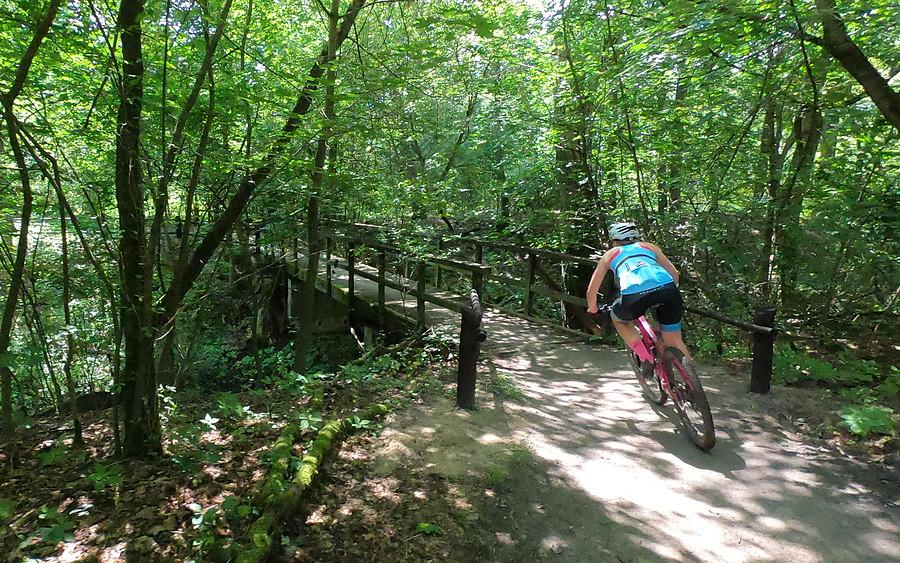 MTB girl perfekcyjnie i dynamicznie wchodzi w zakręt