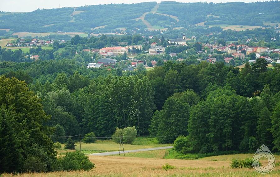 Brzostek w tle, a na dole kawałek podjazdu nad niego