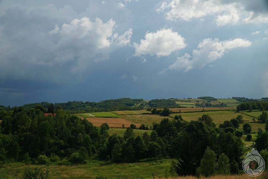 goniąca nas ciemna, burzowa chmura