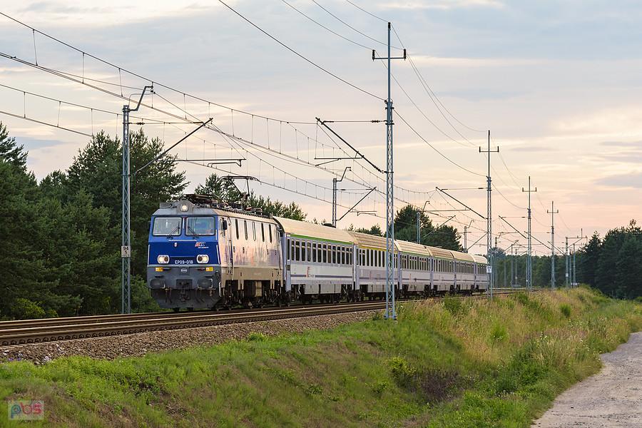Szlak: Turów - Julianka, linia D29-61. EP09-018 z poc. IC 6302 "Lwów-Express" relacji: Wrocław Główny - Przemyśl Główny mija Lusławice. Przed pandemią w składzie zawsze były wagony do Lwowa.