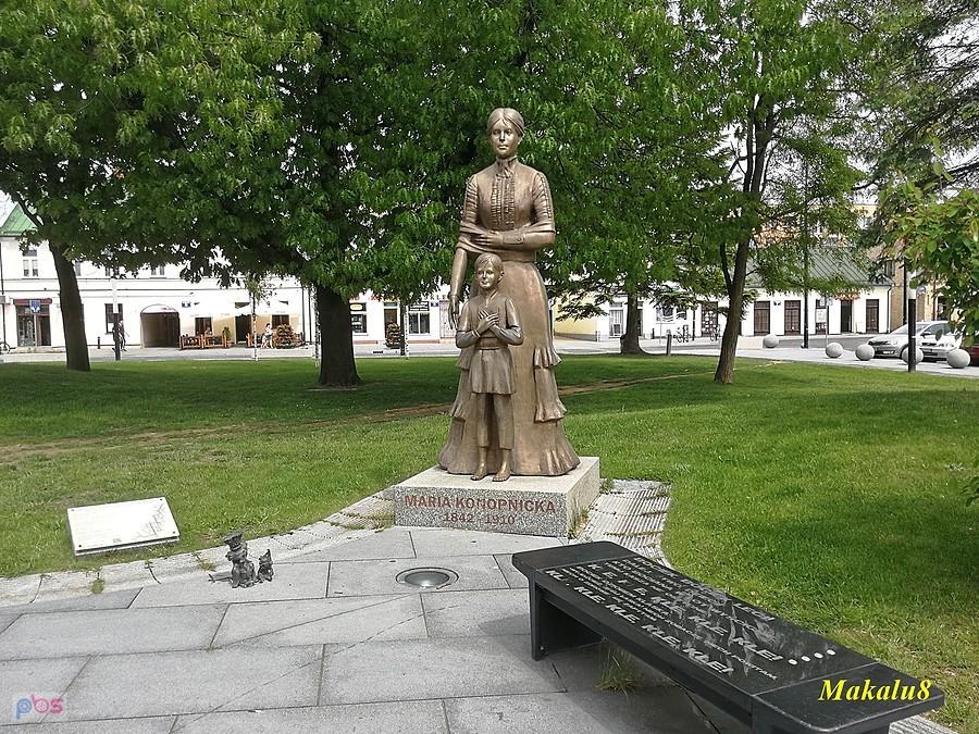 Maria Konopnicka i gadająca ławka