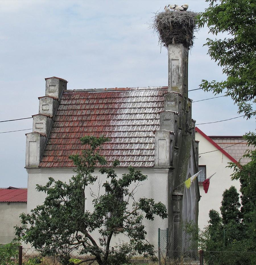 Stara kaplica jako słup dla bocianiego gniazda, Będlewo