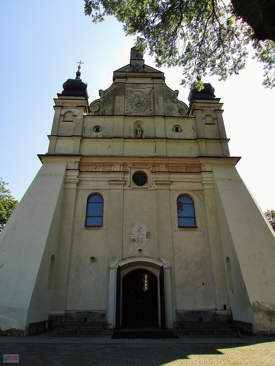 Turobin - masywny front kościoła