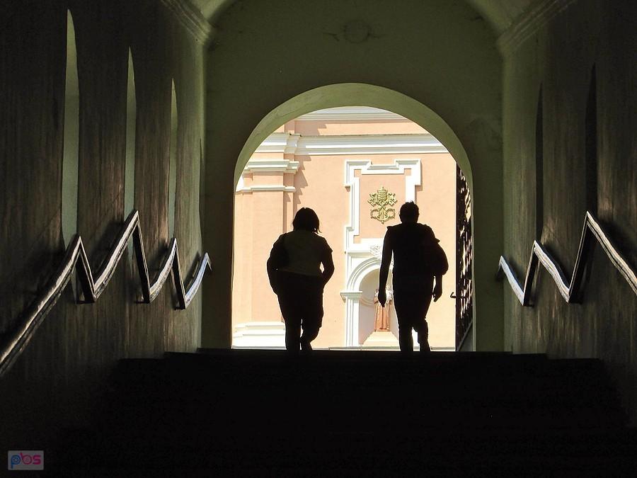 Radecznica - trzeba pokonać kilkadziesiąt drewnianych schodów, żeby dojść do Bazyliki