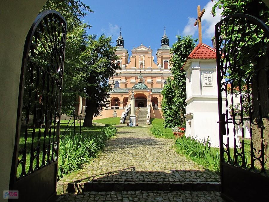 Widok na Bazylikę z ostatniego stopnia schodów