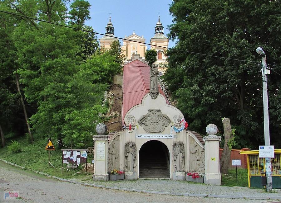 Radecznica widok na zadaszone schody prowadzące do Bazyliki