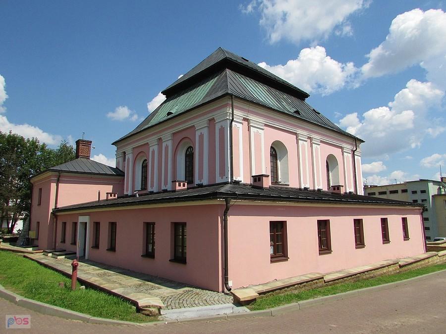 Sczebrzeszyn - synagoga z pięknym łamanym dachem polskim