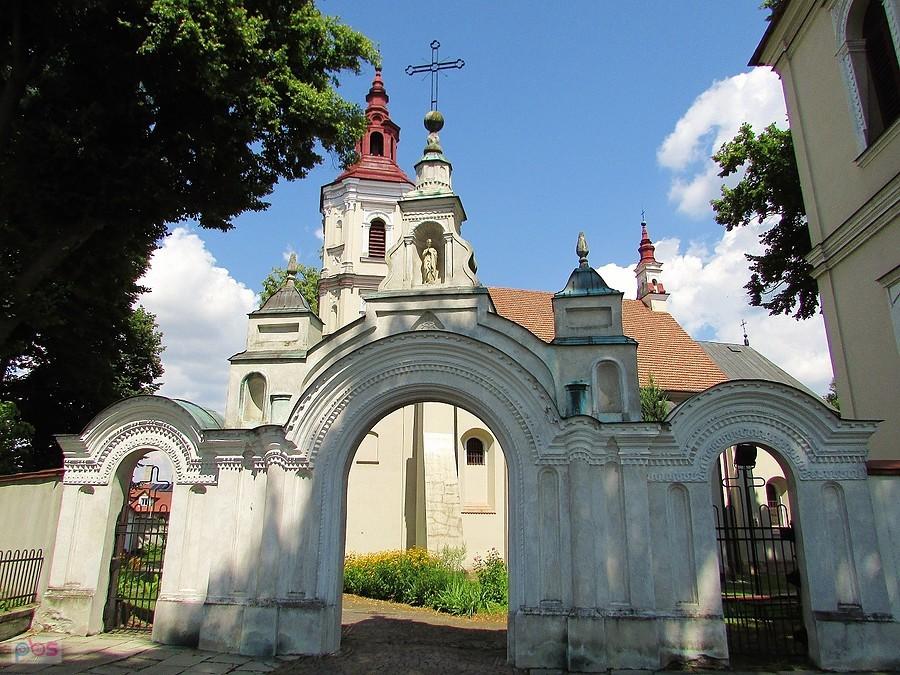 Szczebrzeszyn - brama do kościoła św. Mikołaja