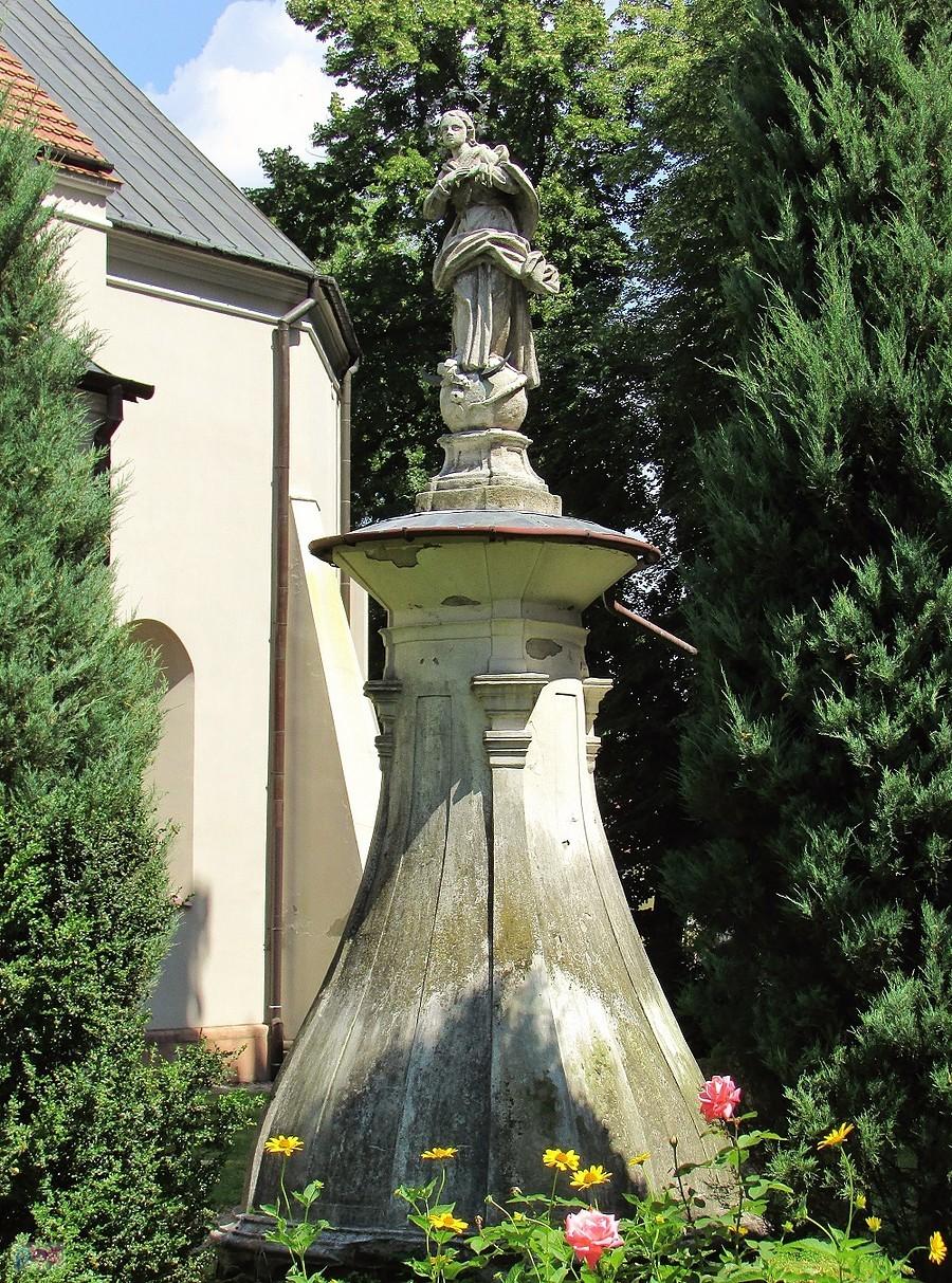 Niezwykły postument dla figury imaculaty NMP