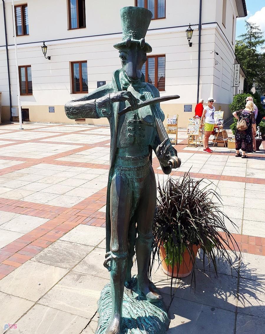 Szczebrzeszyn - na rynku oczywiście chrząszcz gra na gęślach