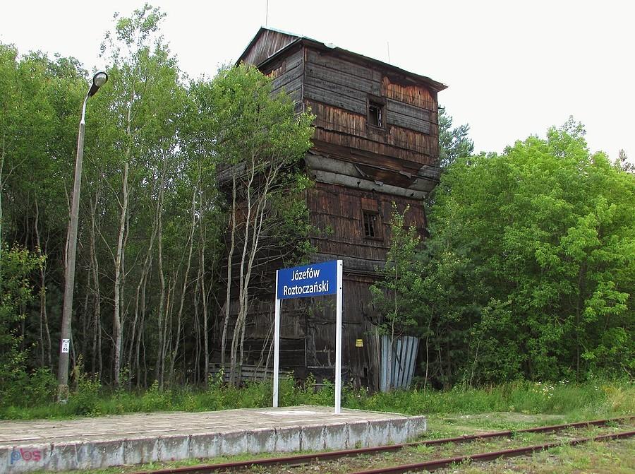 Kolejowa wieża ciśnień na stacji kolejowej Józefów Roztoczański