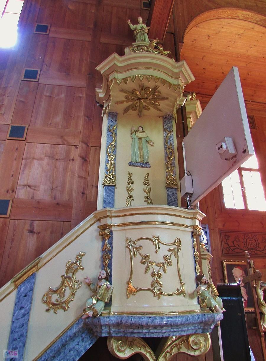 Ambonę zdobią rzeźby Ewangelistów