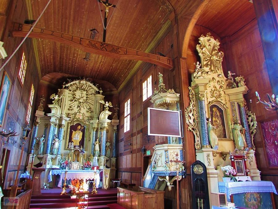 Wnętrze kościoła zdobią barokowe ołtarze