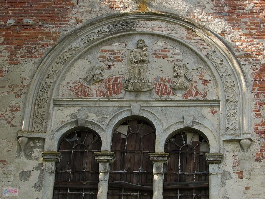 Stary Dzików - dekoracyjne triforia, a nad nimi płaskorzeźba Matki Boskiej w archiwolcie