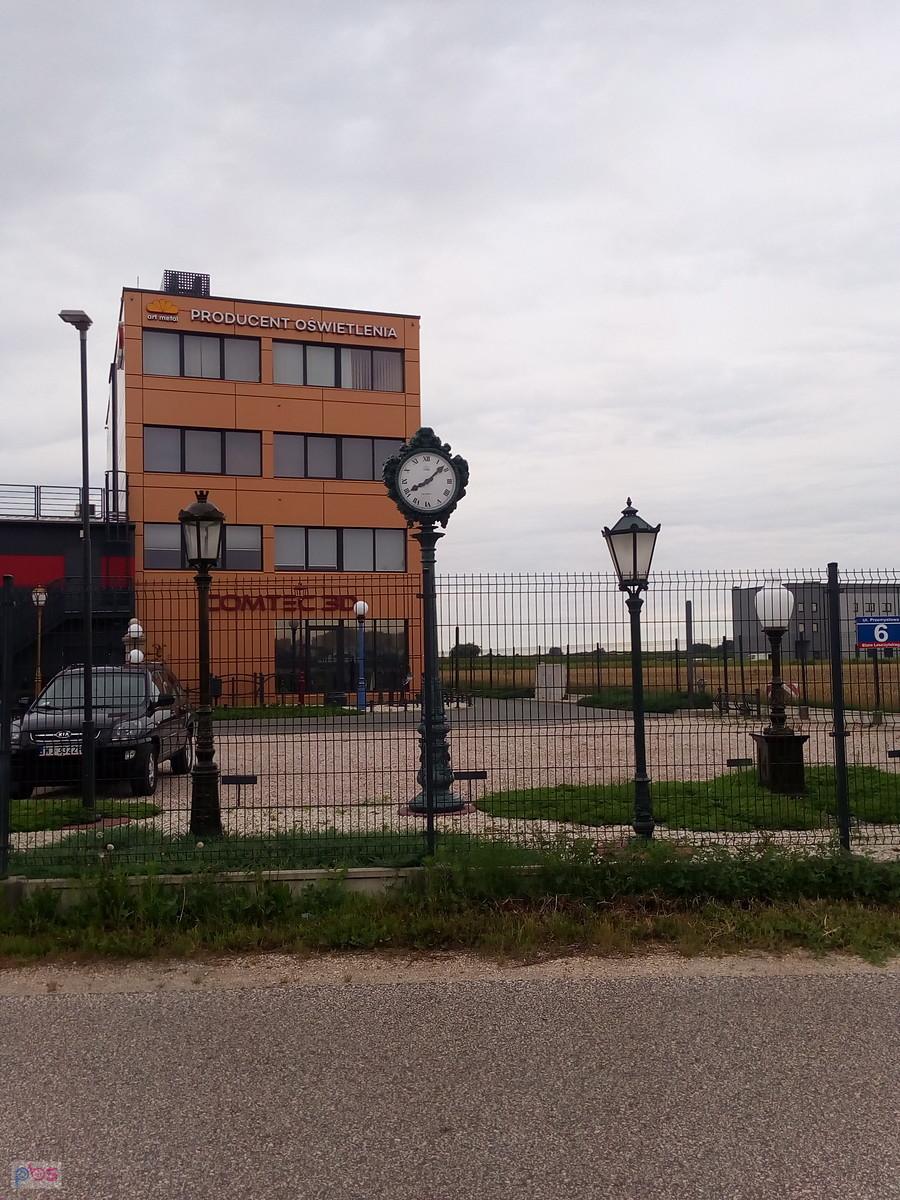 Zegar uliczny przed fabryką oświetlenia
