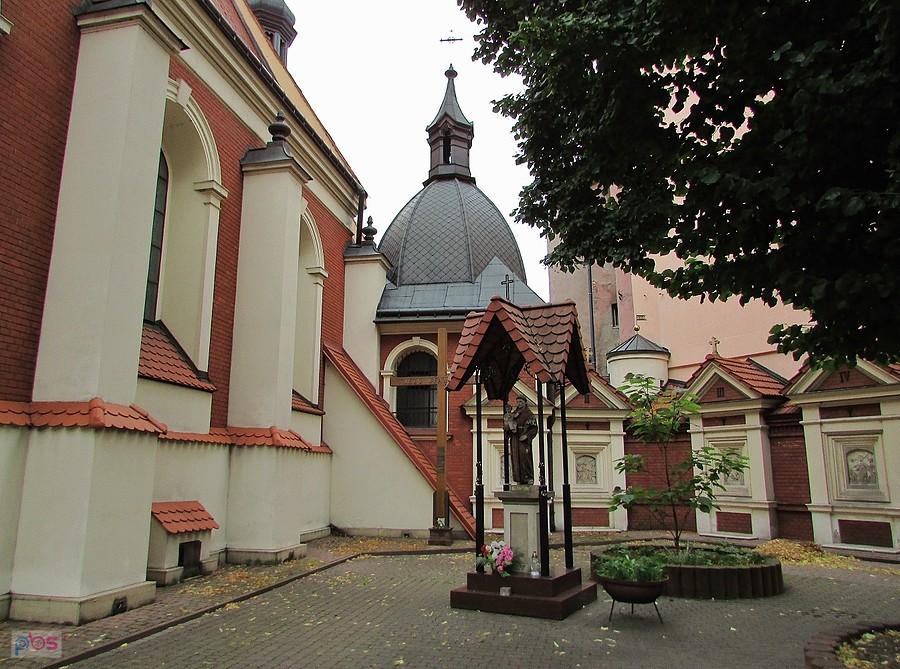 Dziedziniec przy kościele reformatów