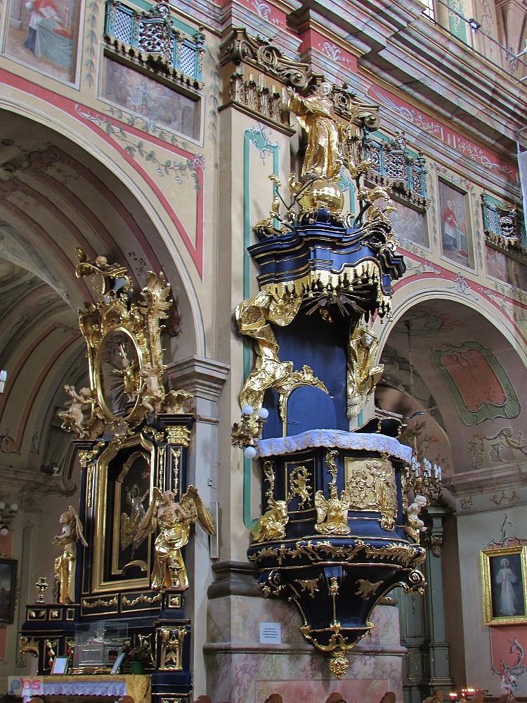Ambona zwięczona figurą św. Franciszka, w kościele Franciszkanów w Przemyślu