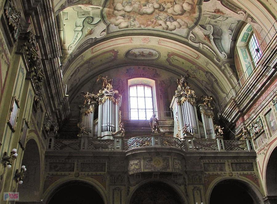 Organy u Franciszkanów w Przemyślu w centralnym miejscu zdobi rzeźba Dawida grającego na harfie