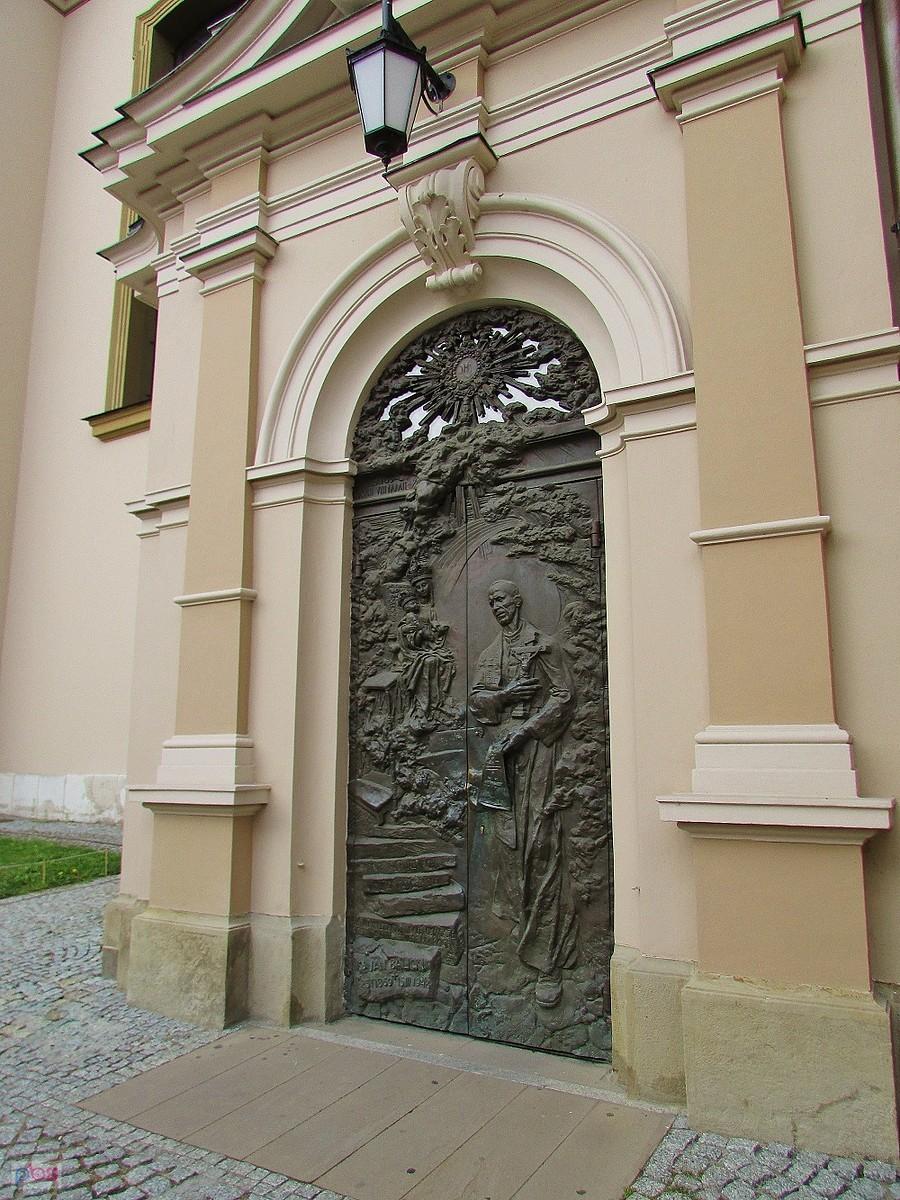 Południowe boczne drzwi katedry przemyskiej poświecone są bł. Janowi Balickiemu