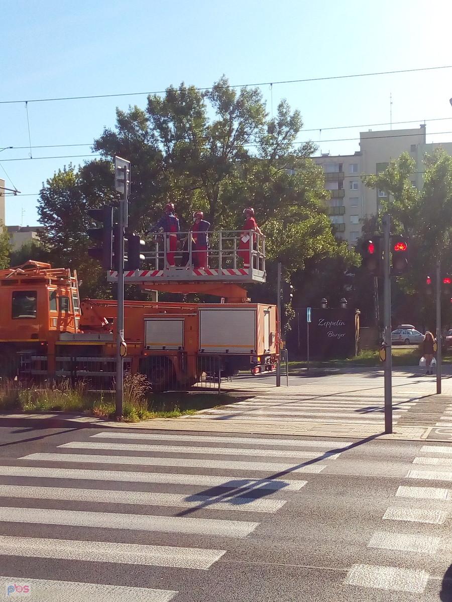 Zamiast tramwajów po torach jeżdżą dziś takie maszyny