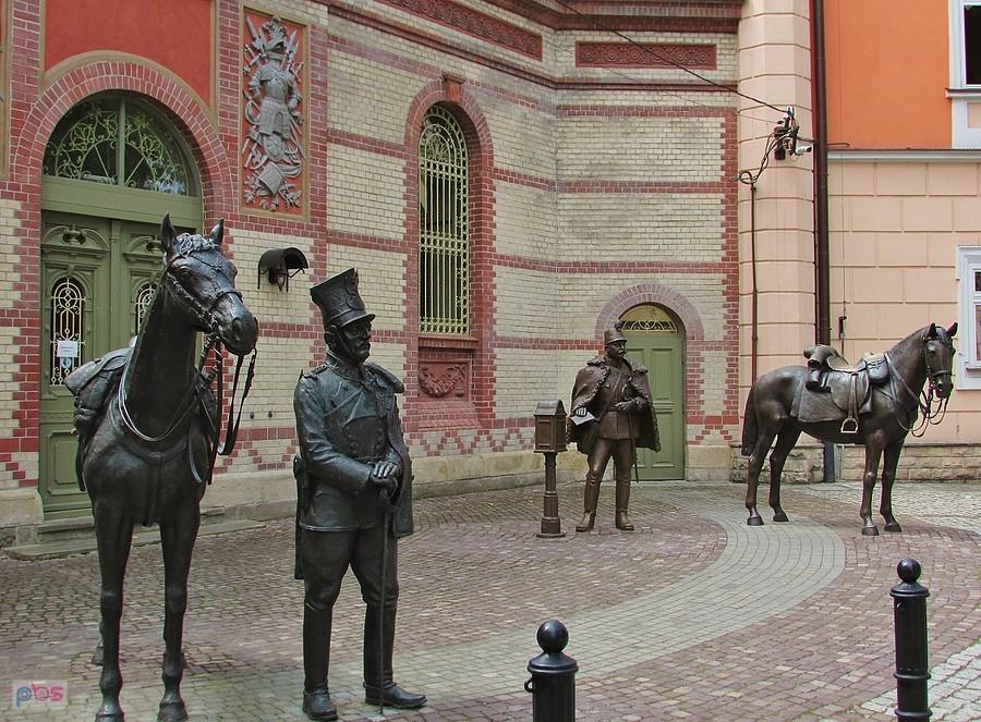 Przemyśl - huzar i ułan przed Bramą Rycerską