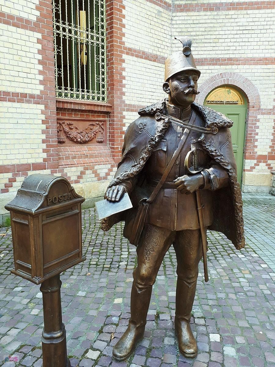 Przemyśl - węgierski huzar przy skrzynce pocztowej