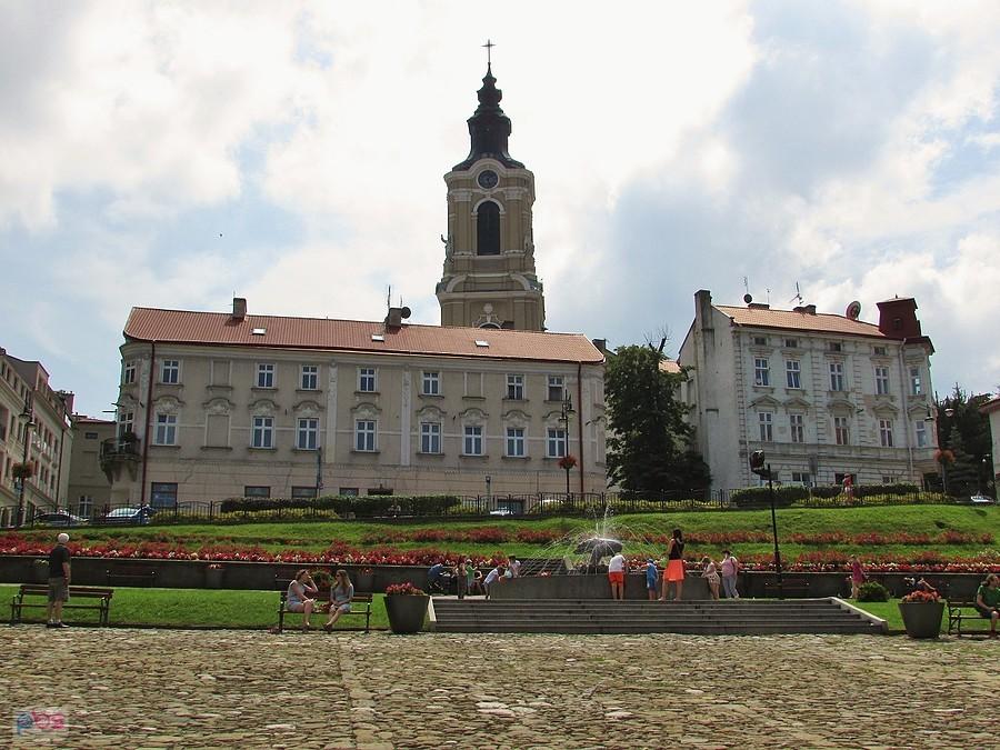 Przemyśl - fontanna i wieża katedry