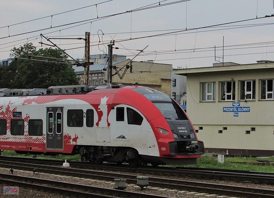 Elf w barwach niepodległościowych wieżdża na stację Przemyśl Główny
