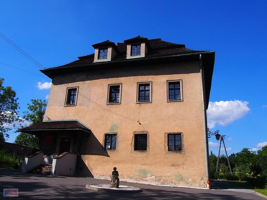Dwór obronny w Dobieszowicach