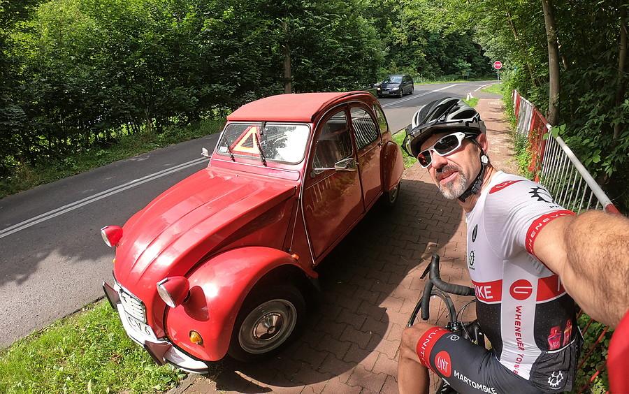 Spotkanie z Citroenem 2CV - ten akurat ma awarię, się naprawi :)