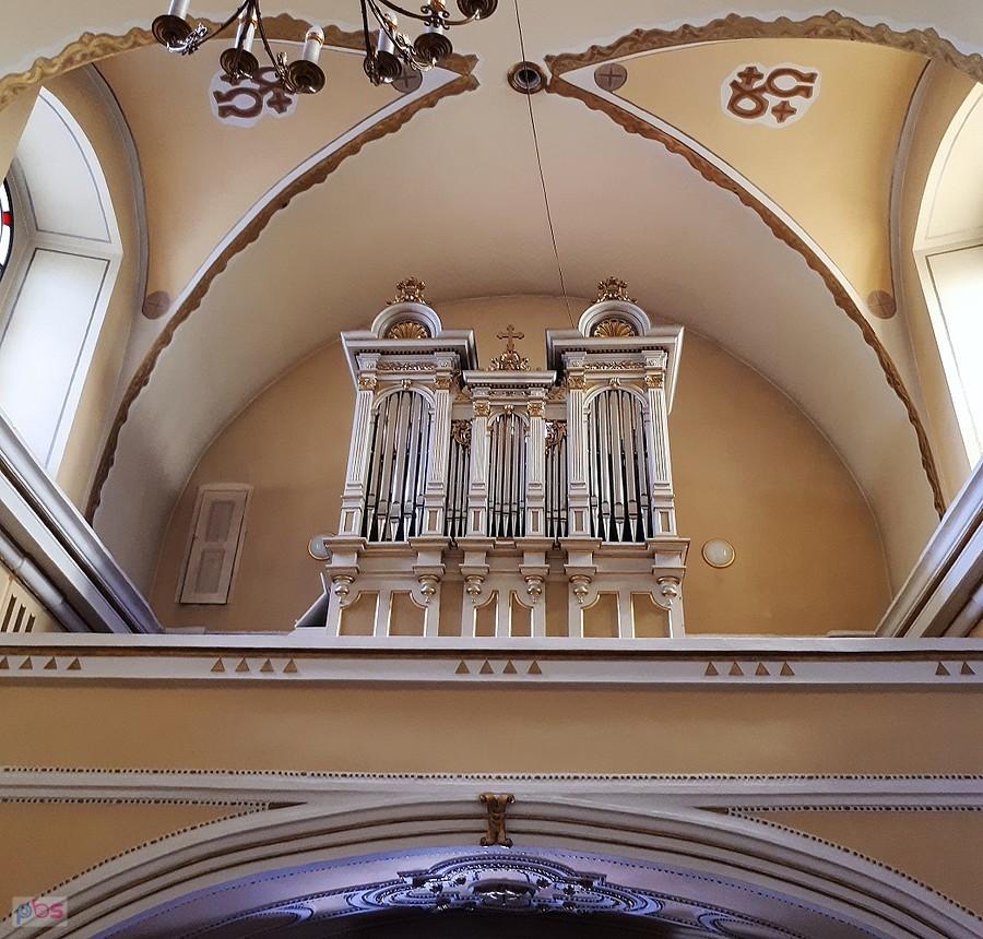 Chór organowy wyposażony jest w XIX wieczne, 9-ciogłosowe organy