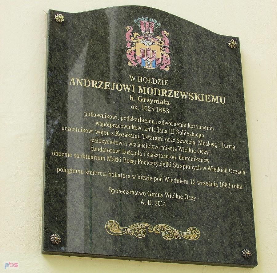 Wielkie Oczy - tablica upamiętniająca fundatora kościoła Andrzeja Modrzewskiego herbu Grzymała