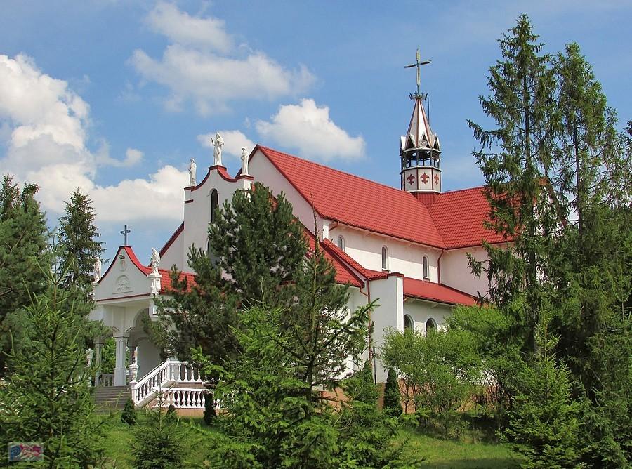 Nowoczesna świątynia w Krowicy Samej